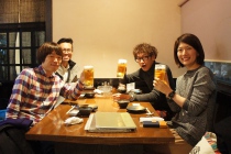 写真：懇親会で澤田さん・坂上を囲んでビールを掲げるみなさん