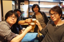 写真：懇親会で前川さんと乾杯するみなさん