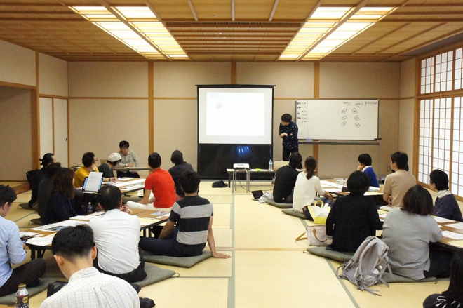 写真：和室にいっぱいの参加者で賑わう勉強会の様子