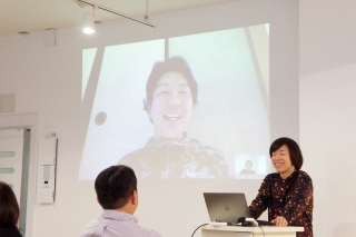 写真：ビデオ中継を通じて談笑中の興梠さんと坂上さん。